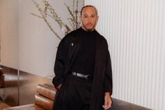 Ferrari - Hamilton letarolta Jokohamát: egy legendás Ferrarival ejtette ámulatba a japán utcákat