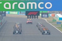 Videón a Japán Nagydíj rajtja, ahol állva maradtak a Mercedesek