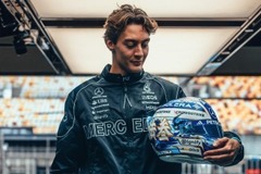 Mercedes - Russell különleges sanghaji sisakja mögött egy teáscsésze áll