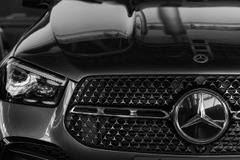 Újra divatba jött az autók márkajelzéseinek lopása - Ez áll a dolog hátterében