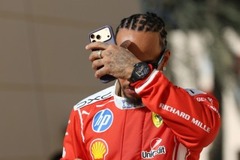 Ferrari - Eddie Irvine odaszólt egy csípőset a Ferrarinál küszködő Lewis Hamiltonnak