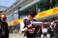 Bearman megcélozta a Ferrarit, de egy nagy akadály még ott tornyosul előtte