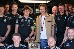 Mercedes - Valentino Rossi legendás birtokán piheni ki a győzelmeket az F1 éllovasa
