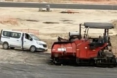 Egy furgon száguldott a madridi F1-pályán, aztán jött a megmagyarázhatatlan bukás