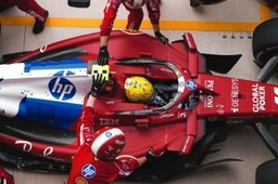 Ferrari - Egészen váratlan frizurával jelent meg Lewis Hamilton Barcelonában – videón a jelenet