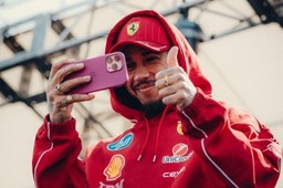 Ferrari - Hatalmasat fordult a világ Lewis Hamiltonnal, az olasz sajtó is a lábai előtt hever