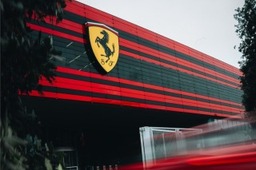 Ferrari - Kirúghatják a Ferrari csapatfőnökét? Ő lehet az utód