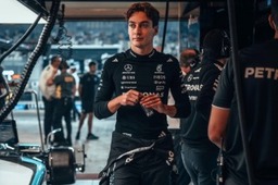 Mercedes - Luxushajóról figyelte George Russell Max Verstappent a 24 órás versenyről