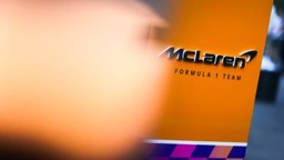 McLaren - Új versenyzőt igazolt a McLaren, rögtön át is adta Hamilton rekordját a múltnak