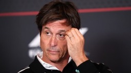 Mercedes - Toto Wolff nem is annyira burkolt üzenetet küldött Verstappennek és a többi kritikusnak