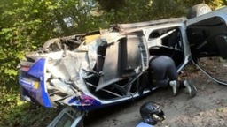 Hatalmasat bukott Jos Verstappen, a tetejére borulva állt meg a versenyautó