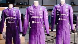 Mercedes - Lila overálban támad a Mercedes Miamiban