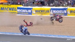 Dráma a futam elején: Marc Márquez hatalmasat bukott az öccse támadása után (videó)