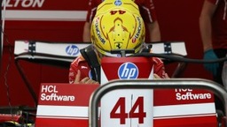 Ferrari - Hamilton a Ferrari szimulátorát hibáztatatja, meglepő helyről kapott támogatást az olaszok versenyzője