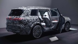 Az Audi megmutatta a Q9 belsejét, hatalmas térrel és trükkös üvegtetővel érkezik