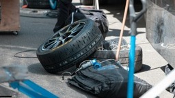 Egészen döbbenetes ralis bukást vettek videóra – rommá tört az autó