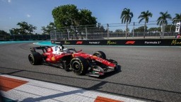 Ferrari - Összeomlott a Ferrari a legfontosabb pillanatban, Hamilton értetlenül áll az események előtt