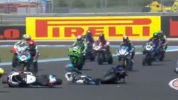 Videón a balatoni Supoerpole nagy bukása, ami után kórházba kellett szállítani a BMW motorosát