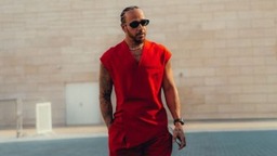 Ferrari - Rendőr állította meg a repülőtéren Lewis Hamiltont - a legnagyobb sztár lett a Ferrarinál