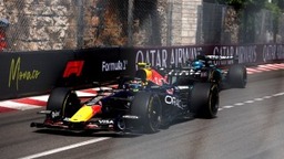 Mercedes - Nem kér a segítségből a Mercedes, mégis sarokba szoríthatják a Red Bull-t