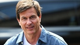 Mercedes - Toto Wolff elárulta, az összes Mercedes-motoros autó elromlott a rajtnál