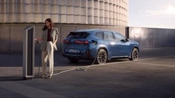 Nem engedi kiszállni az utasokat a veszélyes helyzetekben az új BMW iX3