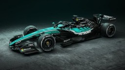 Mercedes - Extra fotókon Antonelli és Russell Mercedesének új F1-es festése