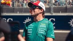 Aston Martin - Alonso mindenkinél jobbnak tartja magát, így nincs oka visszavonulni