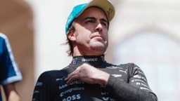 Aston Martin - Alonso tehetetlenül intett az őt megelőző riválisnak, mégis hosszabbított az Aston Martinnal