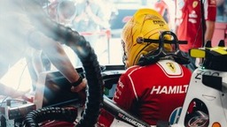 Ferrari - Elpattant valami a Ferrarinál, Olaszországban keményen szembesítették Hamiltont