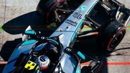 Antonelli nyerte az FP3-at a Ferrari és a McLaren előtt, Hamilton és Bearman is becsapódott