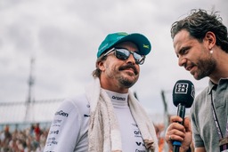 Aston Martin - Alonso maradását követelte a barcelonai közönség
