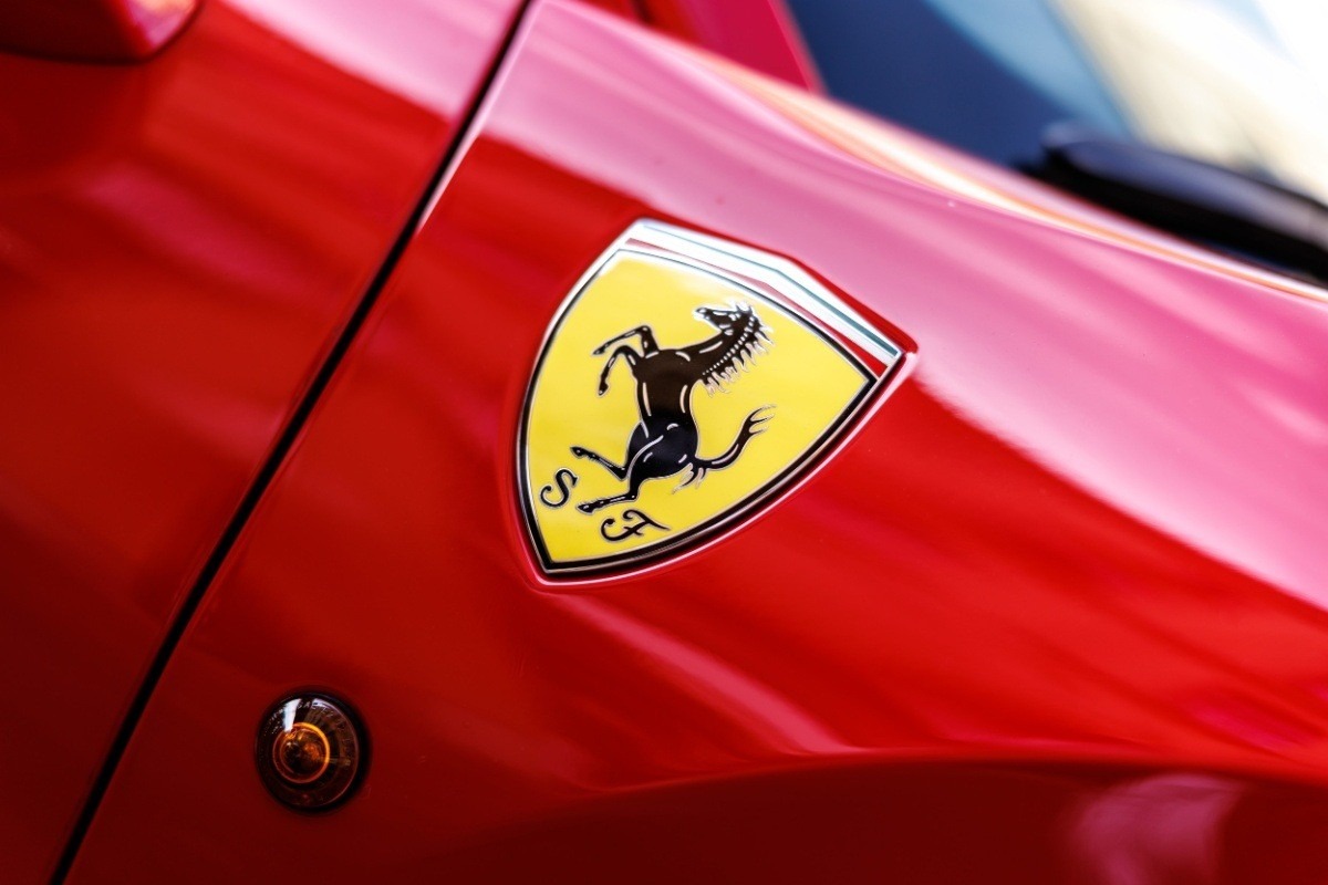 és - Zuhan a Ferrari részvényárfolyama!
