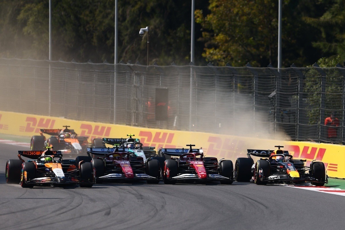  és  - Drámai négyes csata a rajtnál - Verstappen a füvön landolt Mexikóban (videó)