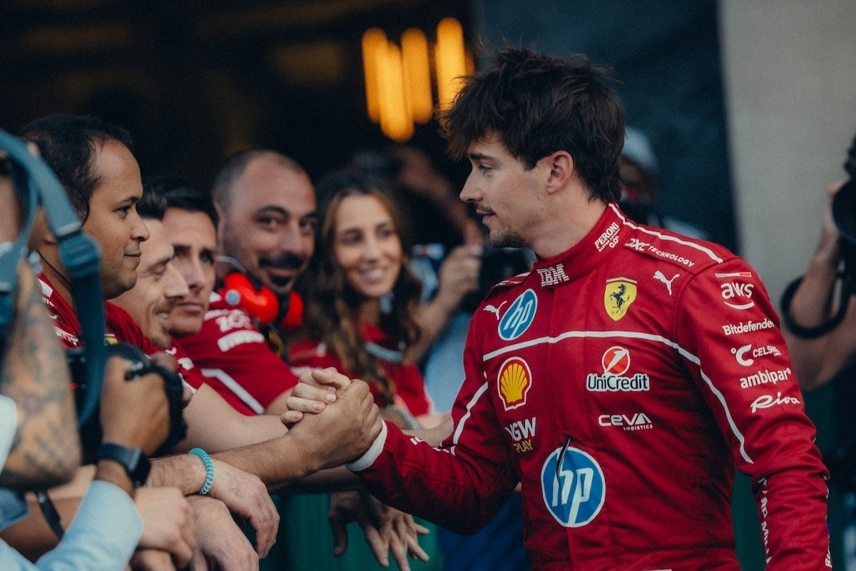 és - Leclerc kiesett, mégis Hamiltonnal ünnepelt a Ferrari történelmi napján