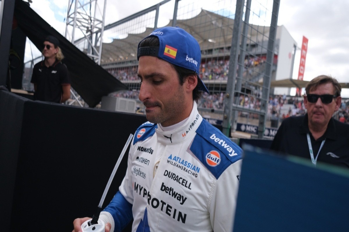  - Sainz a boxból rajtol a sprint futamon