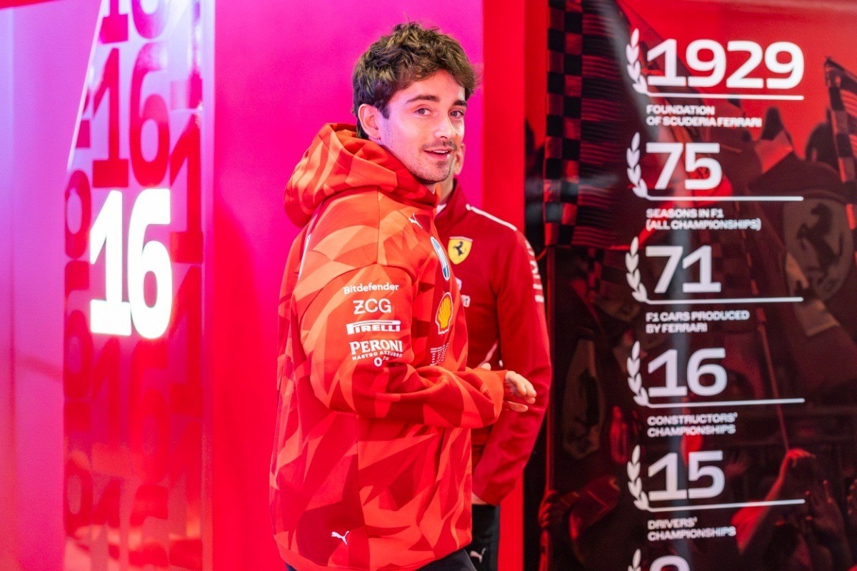 és - Leclerc cáfolja a Ferrari-feszültséget: „Teljesen egy irányba húzunk Elkannnal"