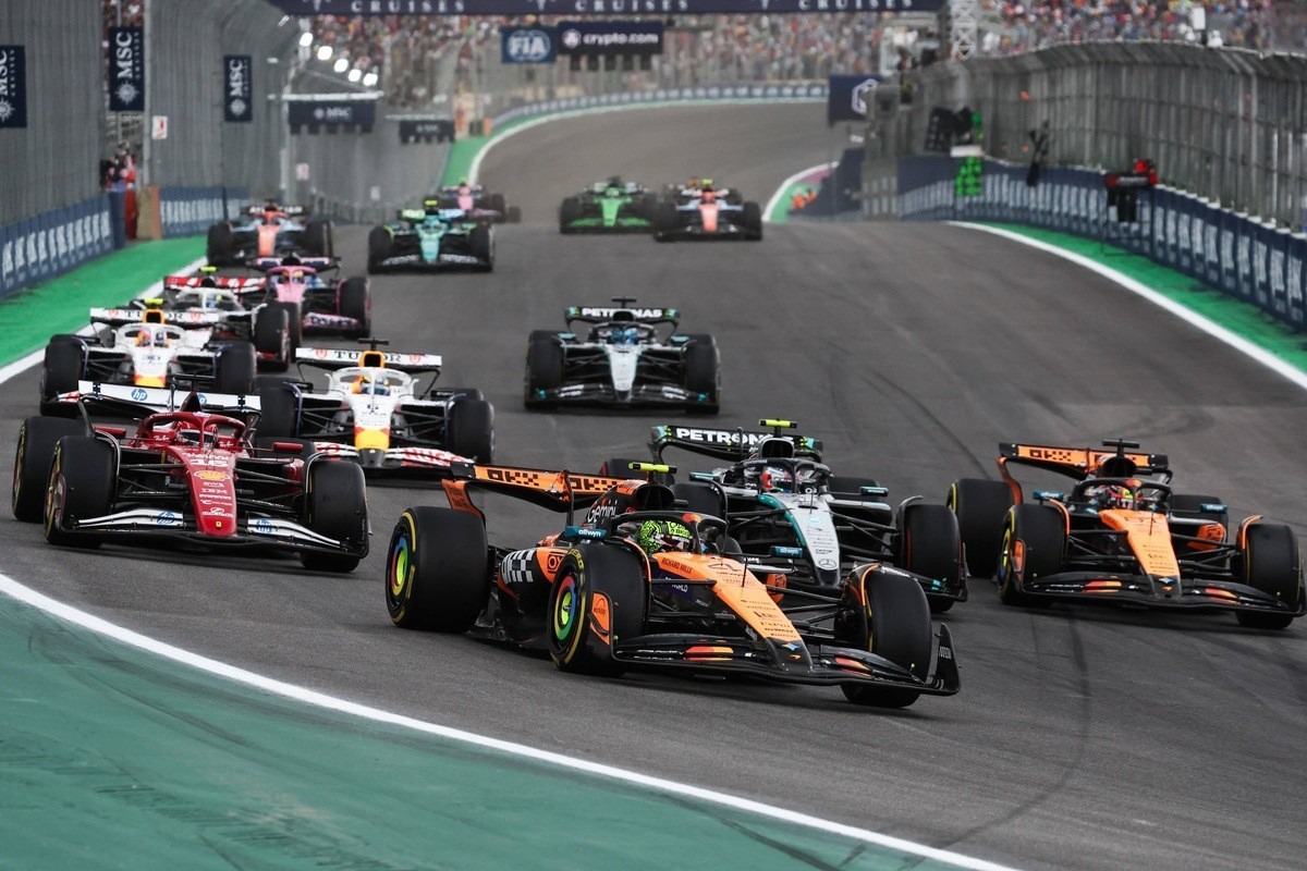  és  - Norris Brazíliában is simán győzött és elhúzott a bajnokságban, Verstappen a bokszból lett 3.