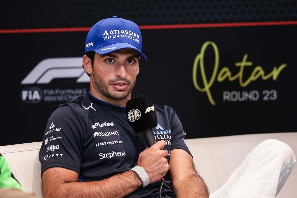  és  - Sainz szerint a TV-s kommentátorok oldhatnák meg a stewardok jelentette gondot a Forma–1-ben