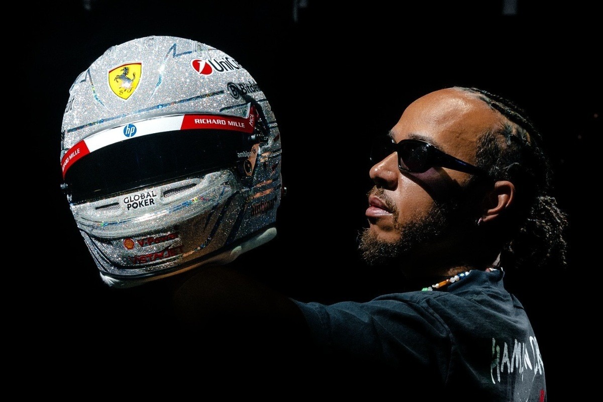  - "Diszkógömbbel" a fején versenyez majd Hamilton a Las Vegas-i Nagydíjon - videó