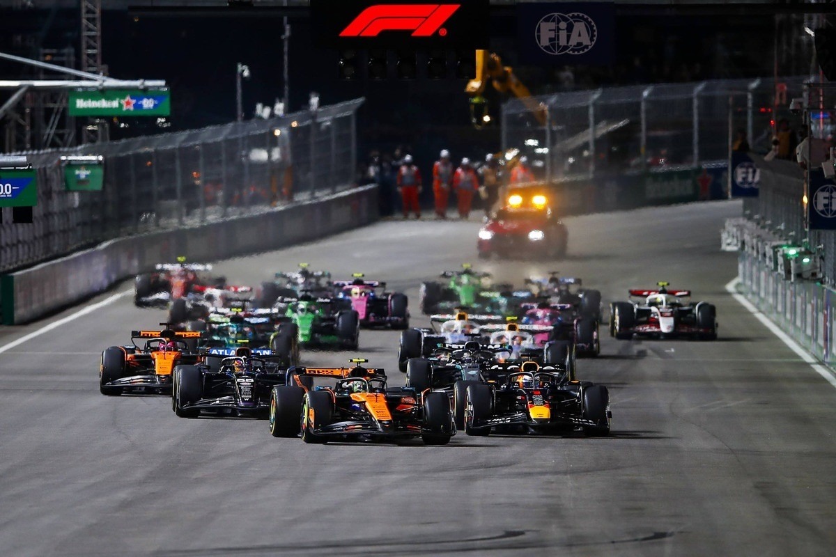  és  - Norris rajtot követő hibája után Verstappen simán nyerte a Las Vegas-i Nagydíjat, Piastri hátránya tovább nőtt