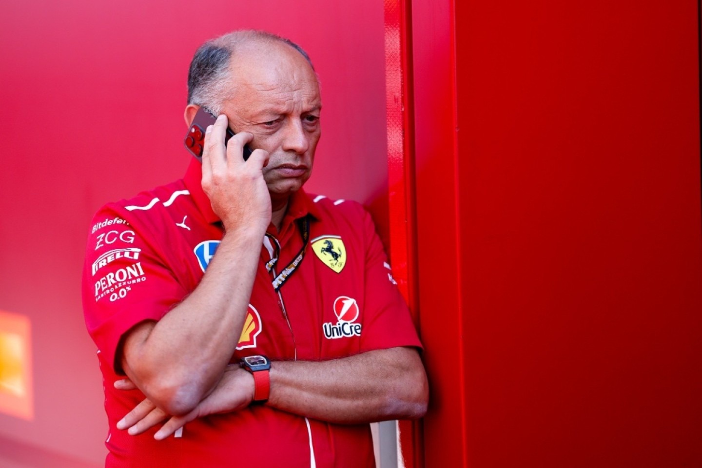 és - Leclerc panaszkodik, Elkann dühös, Vasseur viszont tapsol – mi folyik a Ferrarinál?