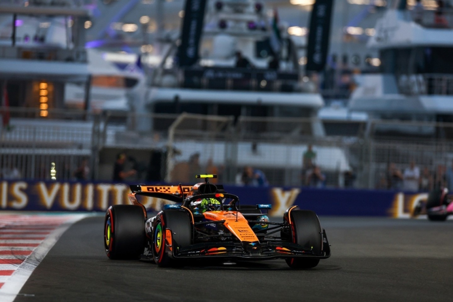 és - Norris kanyartempója és Verstappen csúcssebessége vív külön meccset Abu-Dzabiban
