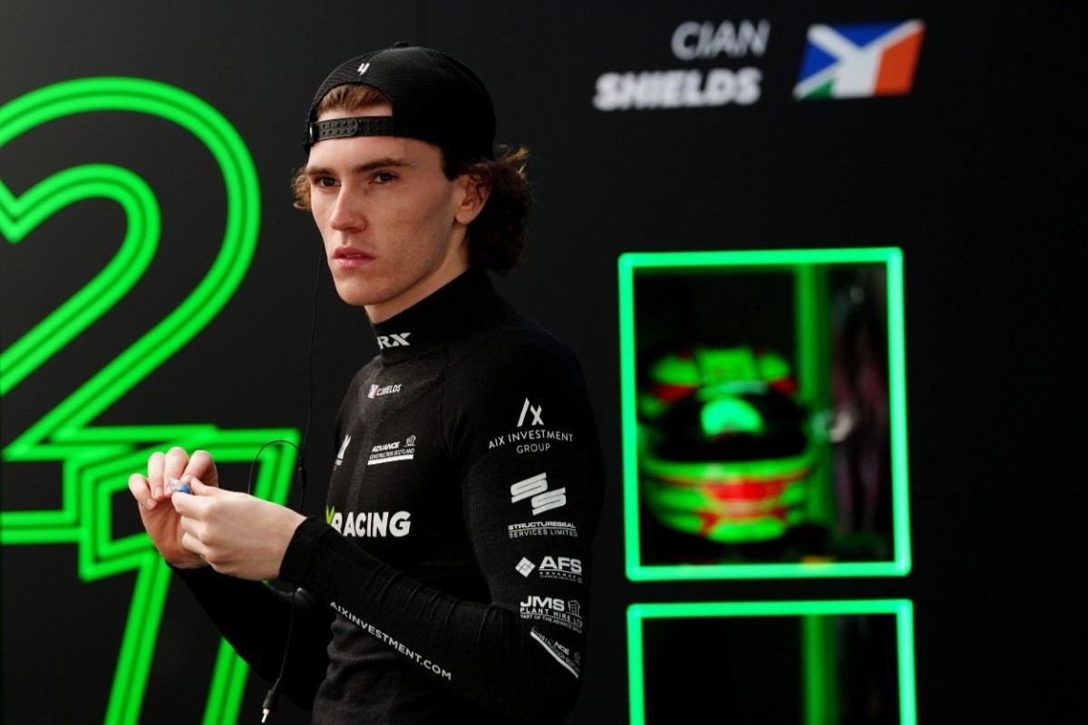 Egy F3-ban és F2-ben is nulla pontot szerző pilótát ültet be az Aston Martin Alonso helyére
