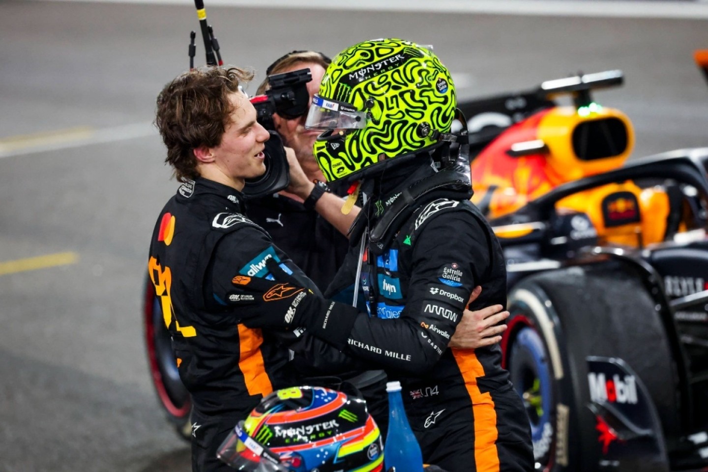  és  - Piastri rákérdezett Verstappennél arra, ami mindenkit érdekelt