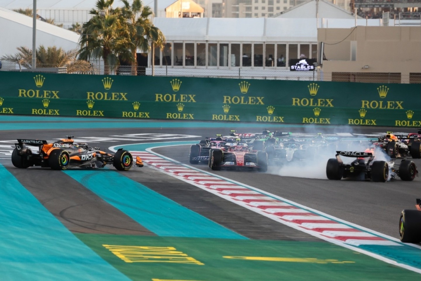 és - 2024-ben is egymás közeléből rajtolt Verstappen és a két McLaren, akkor nagyon nem lett jó vége (videó)