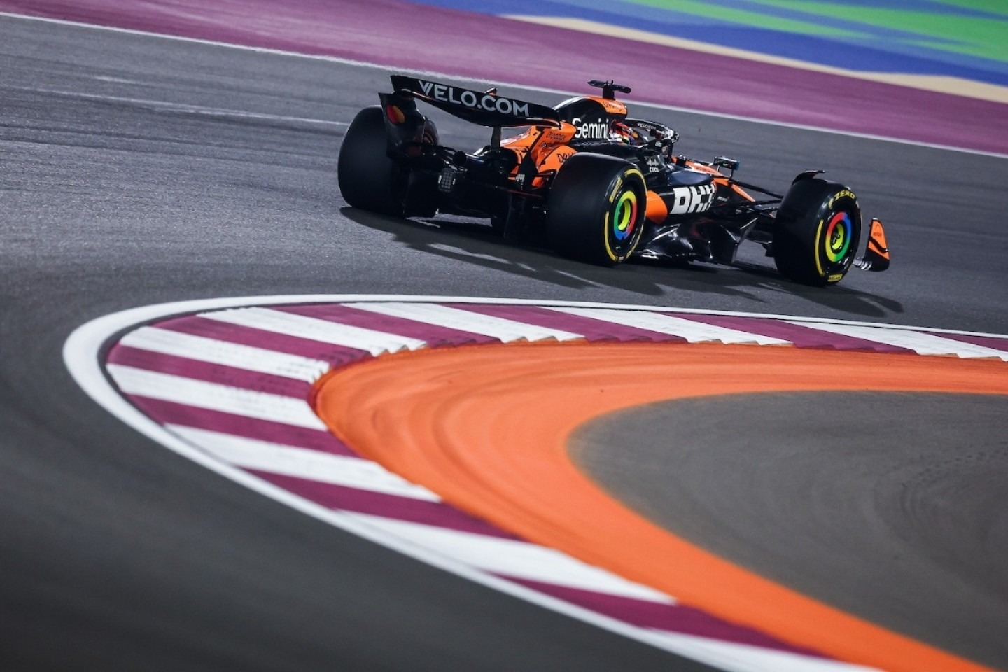  és  - Különleges festéssel indul csatába a McLaren az Abu-dzabi szezonzárón (videó)