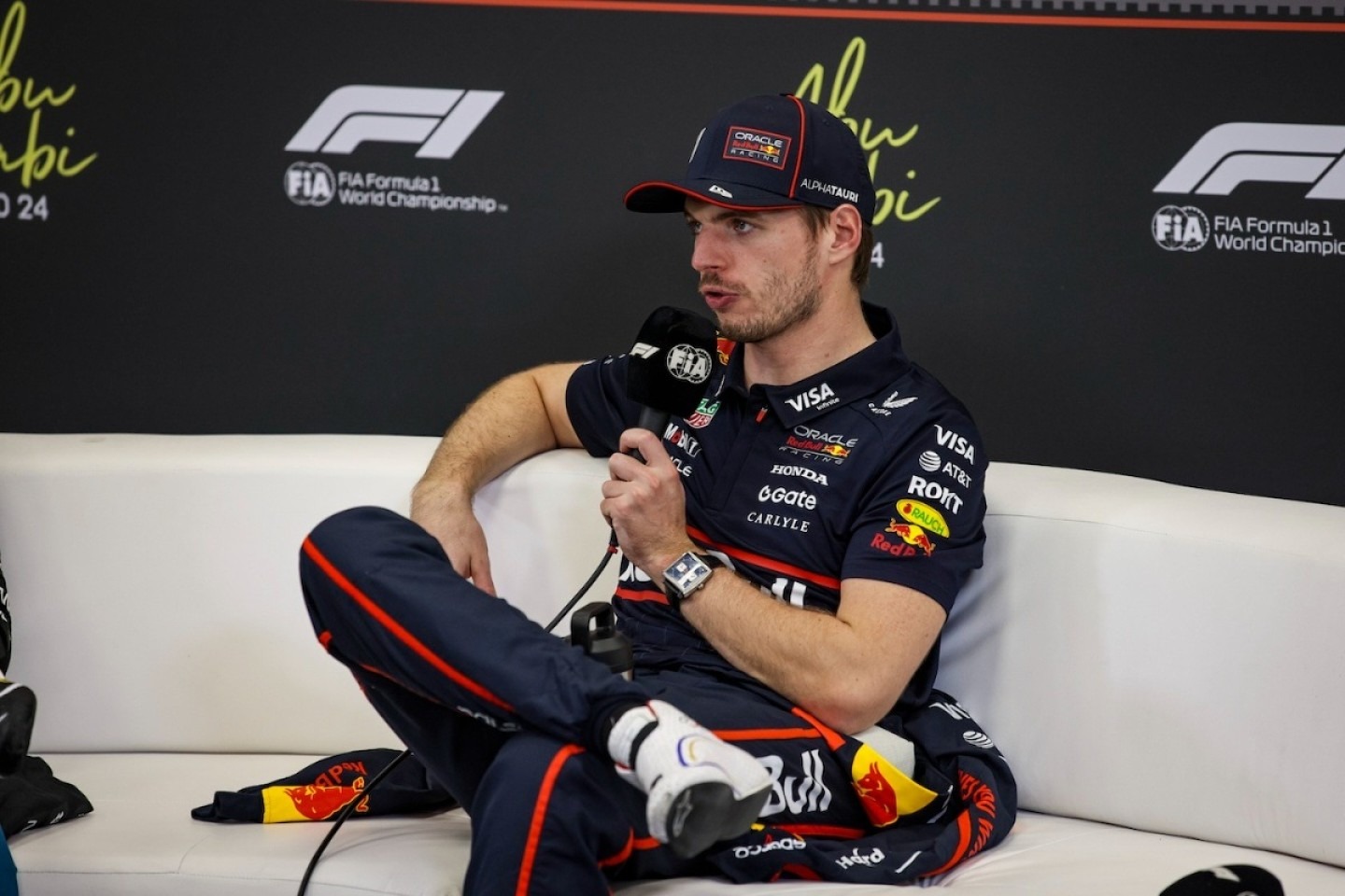 és - „Most tényleg ostoba vigyort vágsz?” – Verstappen ingerülten reagált az egyik újságírói kérdésre