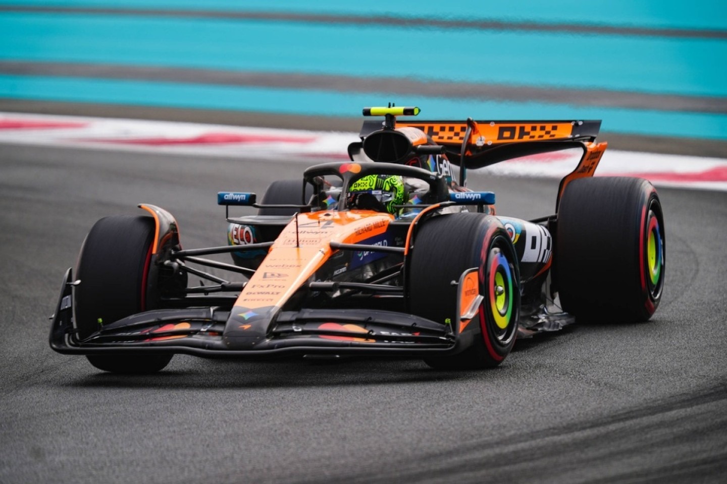  és  - 16 ezred döntött csupán az első hármas között, Norris vitte az FP1-et Abu-Dzabiban