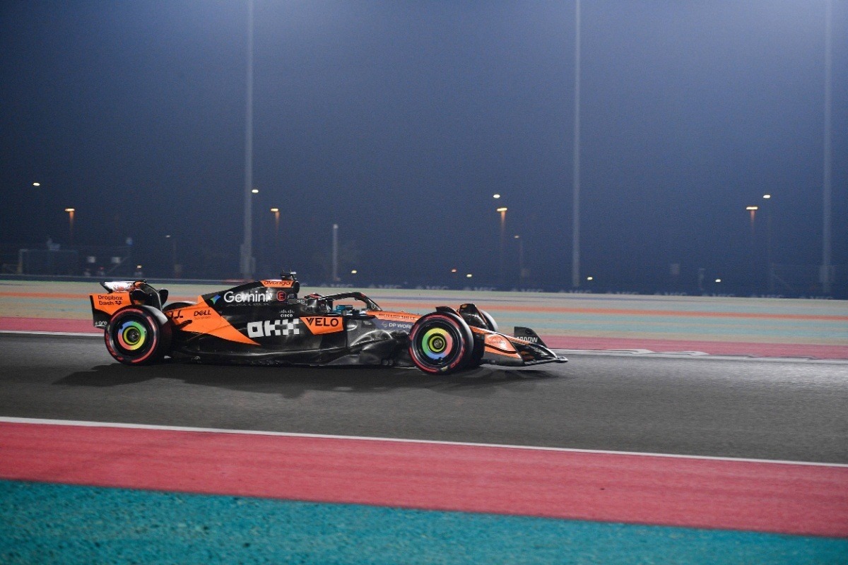  és  - Mindkét McLaren-versenyzőt figyelmeztették a katari futamon, Verstappen végig szabályosan autózott